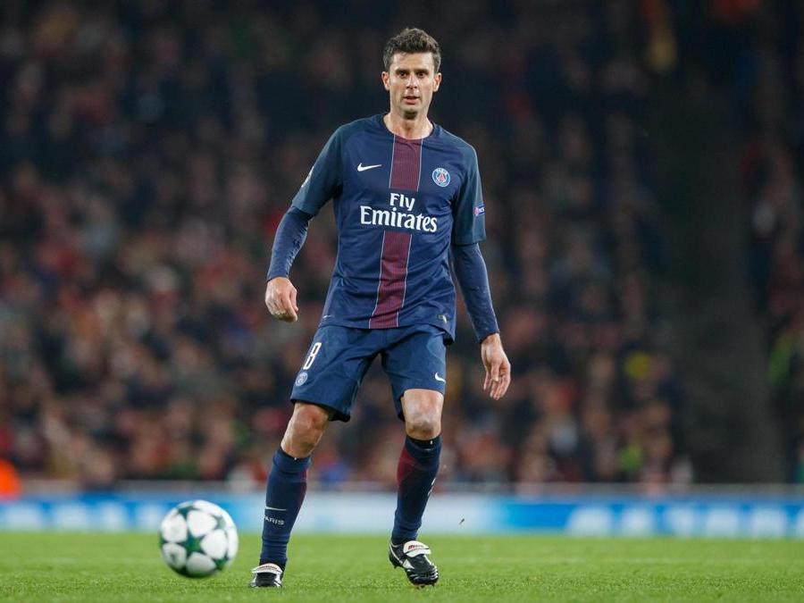 THIAGO MOTTA. All'età di 35anni, il centrocampista brasiliano naturalizzato italiano lascia il calcio giocato per intraprendere la carriera di allenatore. In carriera ha indossato le maglie del Barcellona, Atletico Madrid, Genoa, Inter e Paris Saint Germain. Con il Barcellona ha vinto 2 campionati spagnoli 2 supercoppe di Spagna 1 Champions League. Con la maglia dell'Inter ha vinto, 1 campionato, 2 coppe Italia, 1 supercoppa italiana, 1 champion League e 1 mondiale per club. Con il Paris Saint Germain ha collezionato 5 campionati francesi, 5 supercoppe francesi, 5 coppe di lega francese e 4 coppe di Francia. (Afp)
