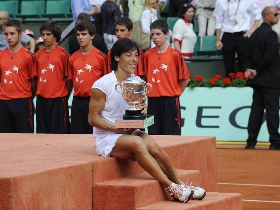 TENNIS. FRANCESCA SCHIAVONE. La tennista milanese, all'età di 38 anni appende la racchetta al chiodo. Vincitrice del Roland Garros nel 2010 (foto Afp), è stata la prima donna italiana (la terza in assoluto dopo Nicola Pietrangeli e Adriano Panatta) ad aver vinto un torneo del Grande Slam. In carriera ha vinto, 8 tornei WTA in singolare e 7 in doppio. Con la nazionale italiana ha conquistato per tre volte la Fed Cup (l'equivalente della Coppa Davis maschile) nel 2006, nel 2009 e nel 2010.