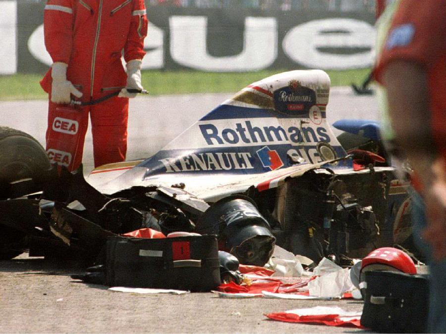 La vettura di Ayrton Senna dopo l’incidente  al Gran Premio di San Marino di Imola, il 1° maggio 1994. (Reuters)  