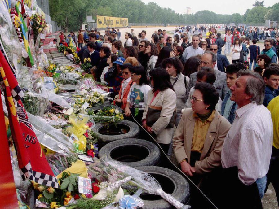 1 maggio 1995. Fans di  Ayrton Senna lasciano fiori alla curva del  Tamburello sul circuito di Imola.  (Reuters) 