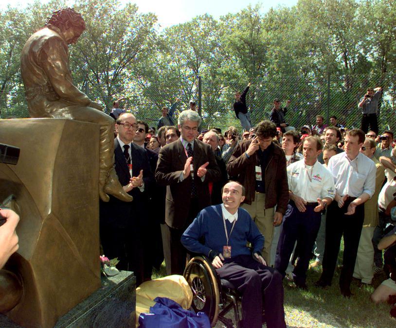 25 aprile 1997. Frank Williams durante la presentazione di una statua dell'ex pilota brasiliano di Formula 1 Ayrton Senna sul  circuito di Imola.  (Reuters/Paul Hanna/File Photo) 