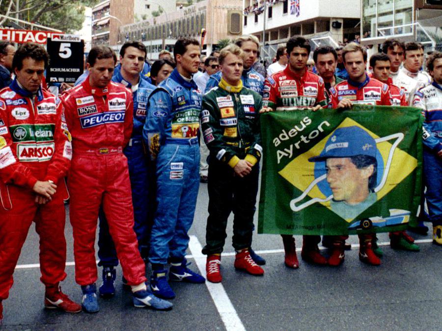 15 maggio 1994. Prima dell'inizio del Gran Premio di Monaco del 15 maggio 1994, tutti i piloti di Formula 1   in silenzio sulla griglia di partenza in memoria di Ayrton Senna. (Reuters)  