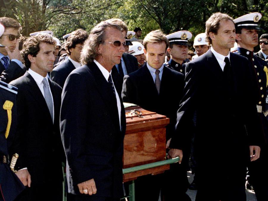 5 maggio 1994. Alain Prost, Emerson Fittipaldi, Rubens Barichelo e Gerhard Berger  portano la bara di Ayrton Senna durante il servizio funebre.  (Reuters) 