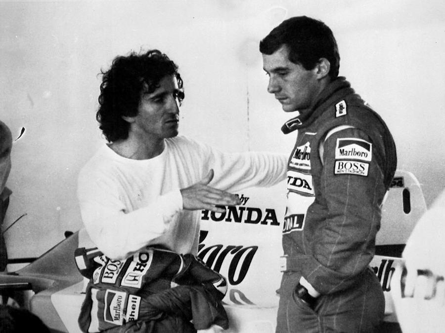 Alain Prost (S) e Ayrton Senna discutono della nuova McLaren sul circuito di Imola il 23 marzo 1988. ANSA