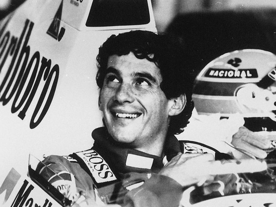 Il brasiliano Ayrton Senna sorridente dopo aver effettuato le prove valide per il Gran Premio d'Italia, il 17 agosto 1989. ANSA