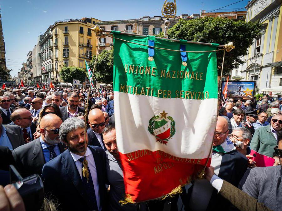 Il presidente della Camera Roberto Fico durante le celebrazioni per il 25 Aprile in piazza Salvo D'Aquisto a Napoli. (ANSA/CESARE ABBATE)