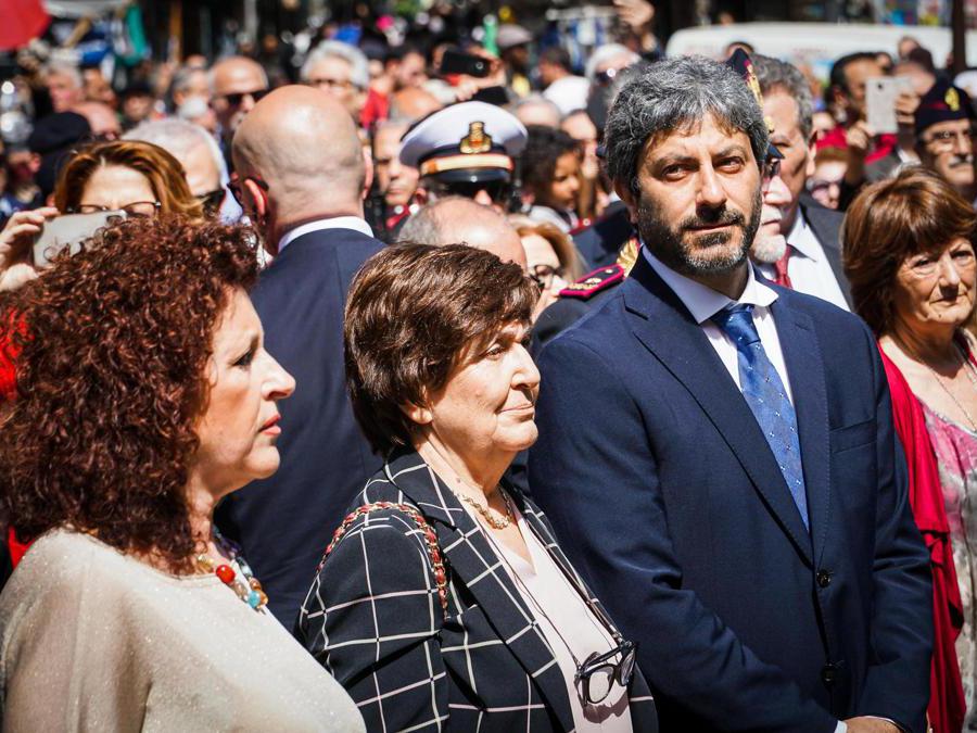 Il presidente della Camera Roberto Fico durante le celebrazioni per il 25 Aprile in piazza Salvo D'Aquisto a Napoli. (ANSA/CESARE ABBATE)