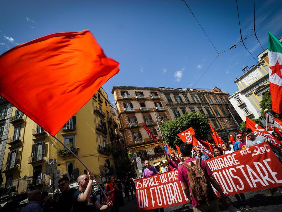 Manifestanti durante le celebrazioni a Napoli ( ANSA/CESARE ABBATE)