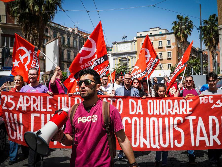 Manifestanti durante le celebrazioni a Napoli ( ANSA/CESARE ABBATE)