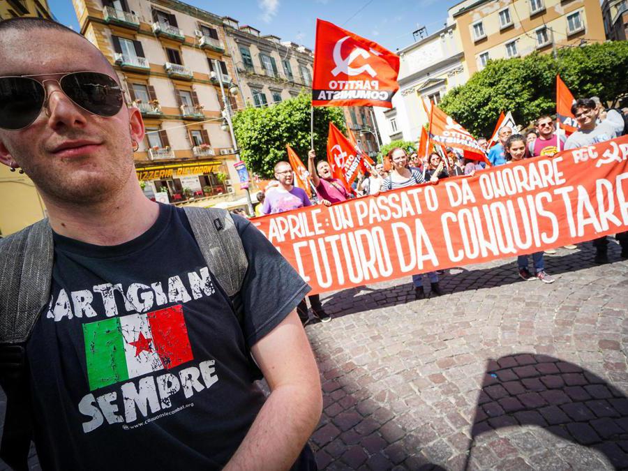Manifestanti durante le celebrazioni a Napoli ( ANSA/CESARE ABBATE)