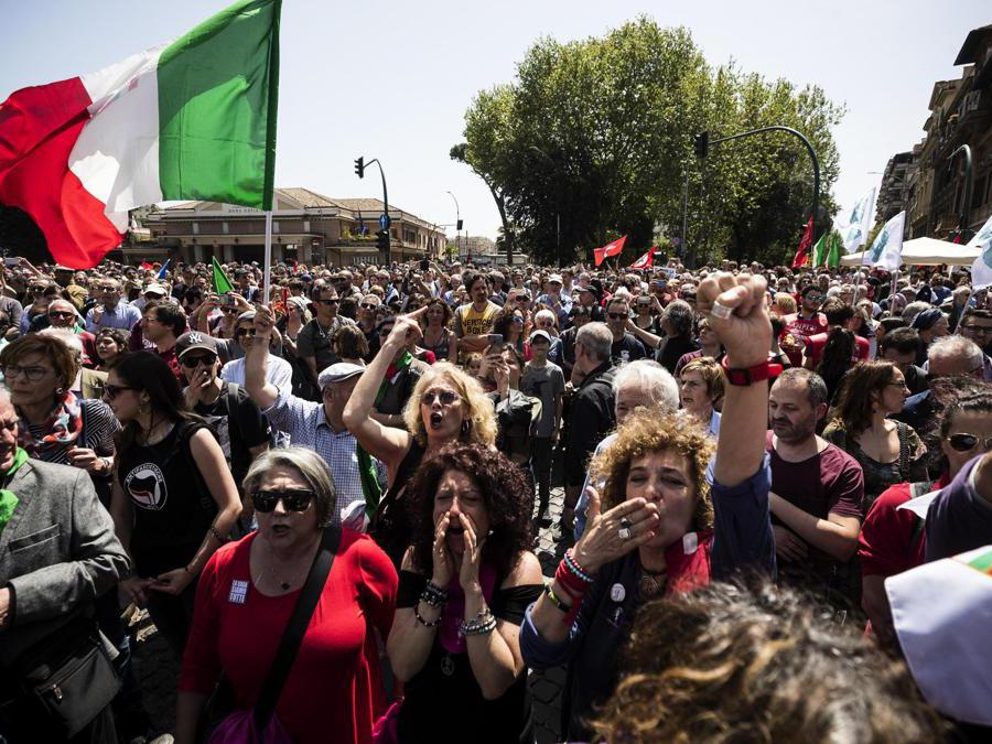 Un gruppo di persone contesta la sindaca di Roma Virginia Raggi durante la manifestazione dell'Anpi (ANSA/ANGELO CARCONI)