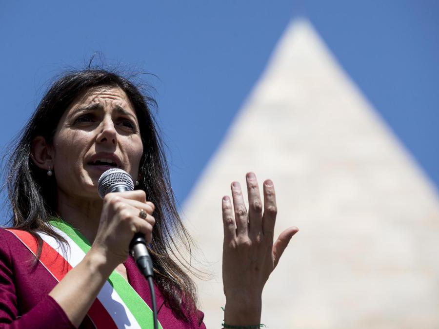 La sindaca di Roma Virginia Raggi durante la manifestazione dell'Anpi in occasione della Festa della Liberazione (ANSA/ANGELO CARCONI)