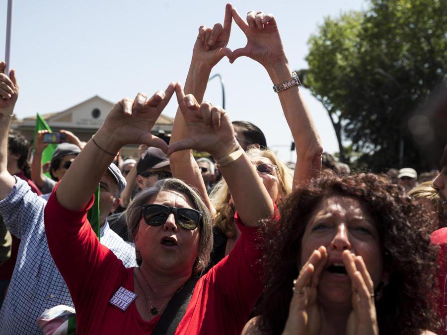 Un gruppo di persone contesta la sindaca di Roma Virginia Raggi durante la manifestazione dell'Anpi (ANSA/ANGELO CARCONI)