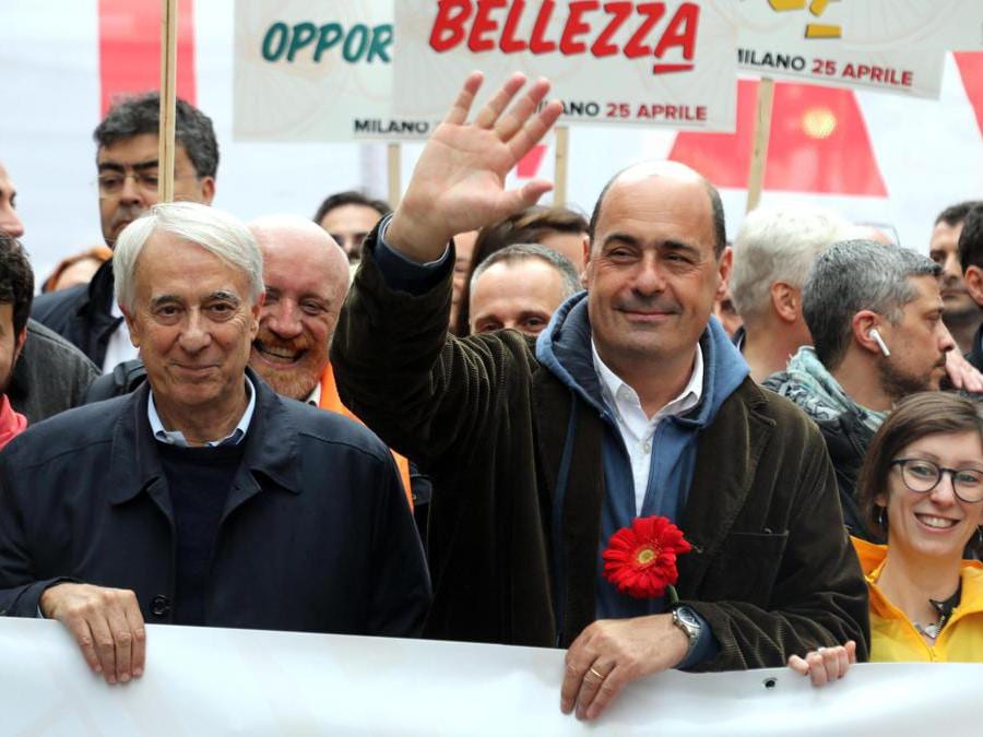 Il segretario del Pd Nicola Zingaretti con Giuliano Pisapia al corteo organizzato in occasione della celebrazione della liberazione che ha attraversato il centro di Milano, 25 Aprile 2019. (ANSA / MATTEO BAZZI)