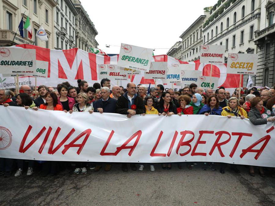 Il segretario del Pd Nicola Zingaretti con Giuliano Pisapia al corteo organizzato in occasione della celebrazione della liberazione che ha attraversato il centro di Milano, 25 Aprile 2019. (ANSA / MATTEO BAZZI)