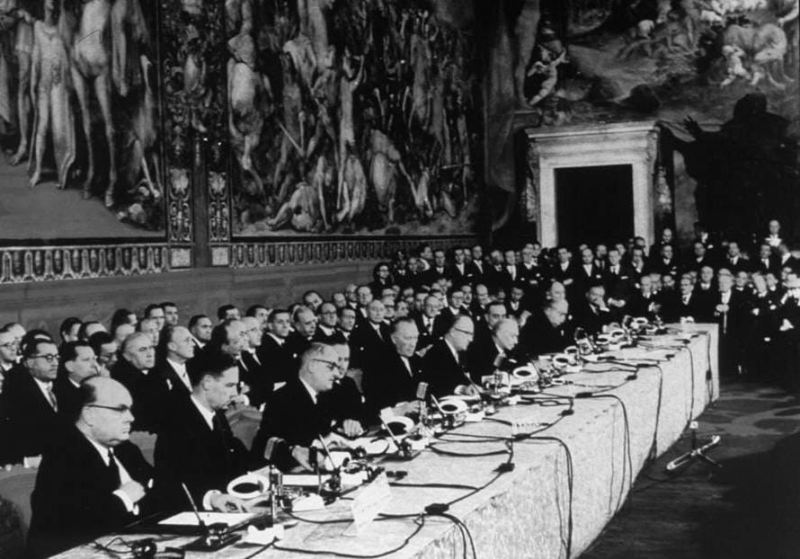 Roma, 25 marzo 1957 - Firma dei Trattati istitutivi della Comunità Economica Europea (CEE) e della Comunità Europea dell'Energia Atomica (Euratom). (Ansa)