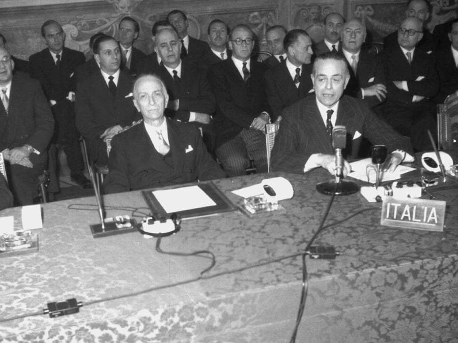 Roma, 25 marzo 1957 - Firma dei Trattati istitutivi della Comunità Economica Europea (CEE) e della Comunità Europea dell'Energia Atomica (Euratom). (Ansa)