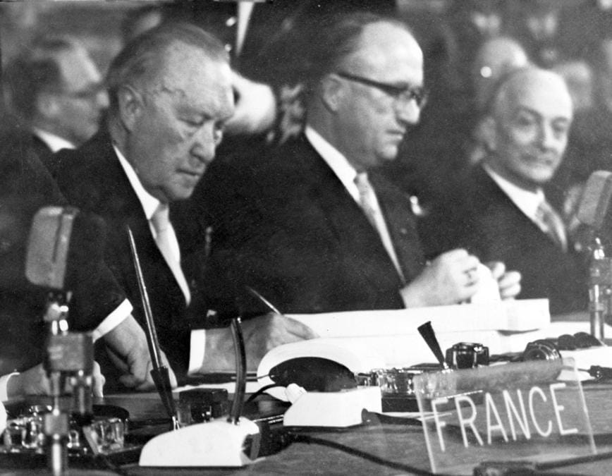 Roma, 25 marzo 1957 - Firma dei Trattati istitutivi della Comunità Economica Europea (CEE) e della Comunità Europea dell'Energia Atomica (Euratom). (Ansa)