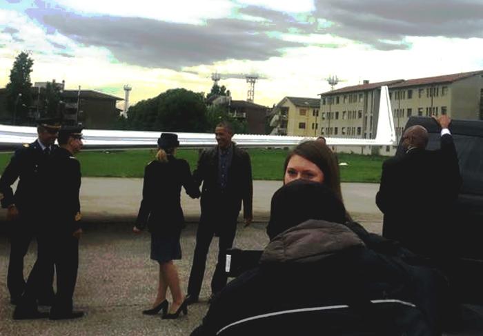Barack Obama l'ex presidente Usa, jeans e giubbotto di pelle, è giunto all'aeroporto militare di Linate accompagnato dal suo staff. (Ansa)
