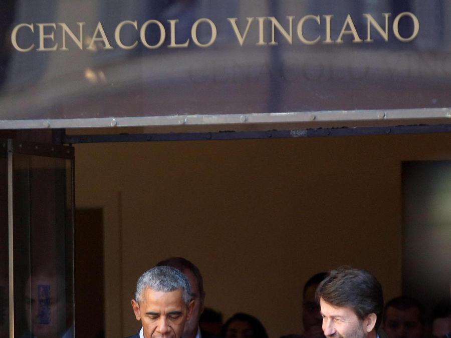 Barack Obama (sinistra) e il Ministro dei Beni Culturali  Dario Franceschini (destra) dopo la visita al Cenacolo vinciano. (Ansa)