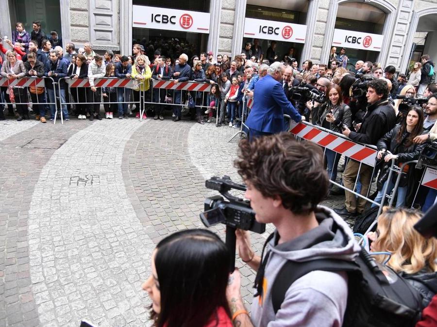 Folla di curiosi  a Milano per l’arrivo di Barack (Ansa/Daniel Dal Zennaro)