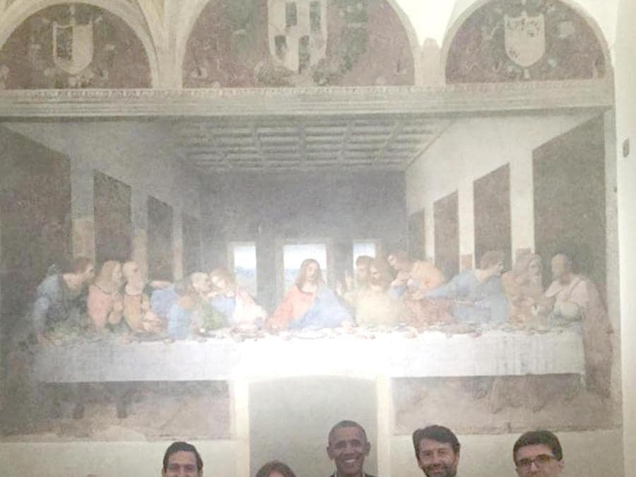 Da sinistra Stefano L'Occaso, direttore del polo museale della Lombardia, Chiara Rostagno, direttrice del Cenacolo, Barak Obama, il ministro per i Beni Culturali, Dario Franceschini e Padre Guido Bendinelli durante la visita al Cenacolo a Milano. (Ansa)