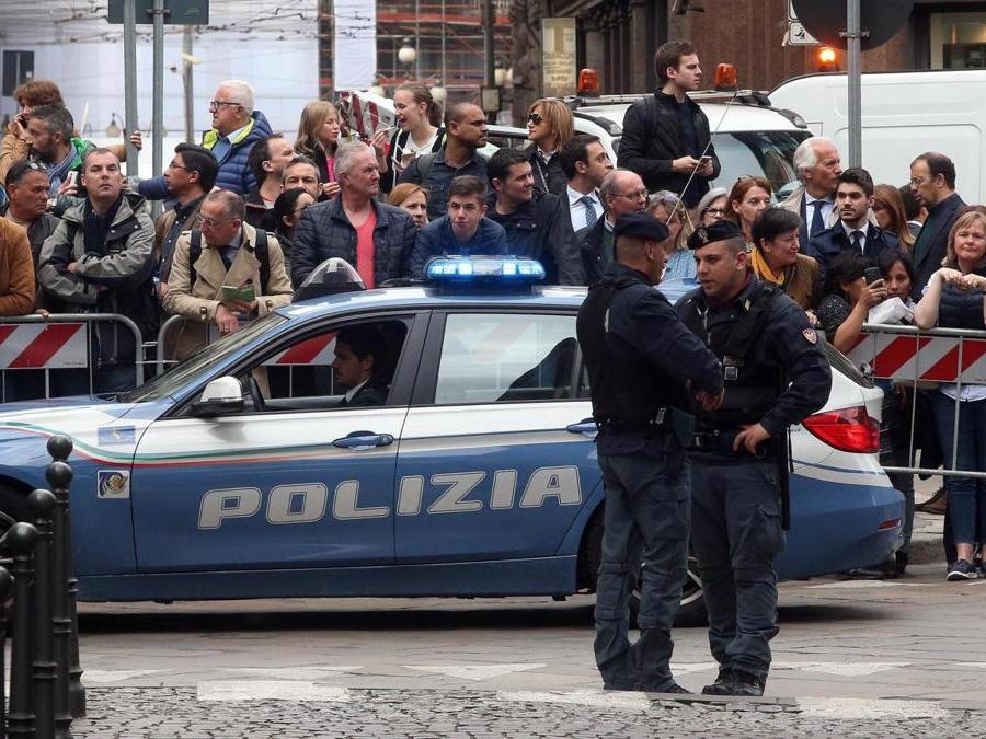 Folla di gente e Polizia di Stato per l’arrivo di Barack Obama a Milano (Ansa/Matteo Bazzi)