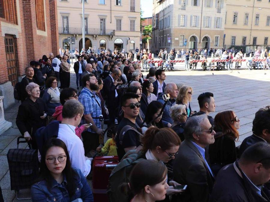 Barack Obama in visita al Cenacolo Vinciano, gente in attesa . (Fotogramma)