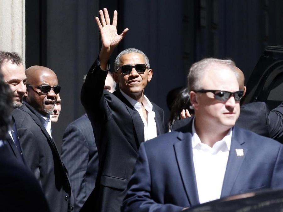 L’ex Presidente degli Stati Uniti d’America Barack Obama saluta la folla all’arrivo all’Hotel  Park Hayatt  (AP Photo/Antonio Calanni)