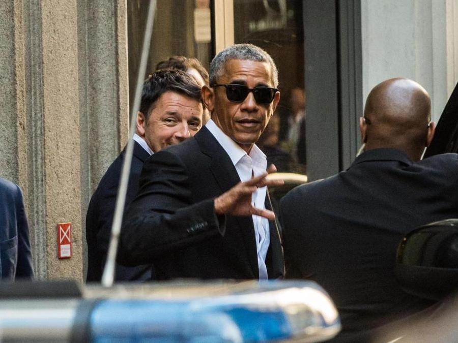 Barack Obama e Matteo Renzi  esconodal Park Hyatt hotel dopo il loro incontro. (ANSA/FLAVIO LO SCALZO)