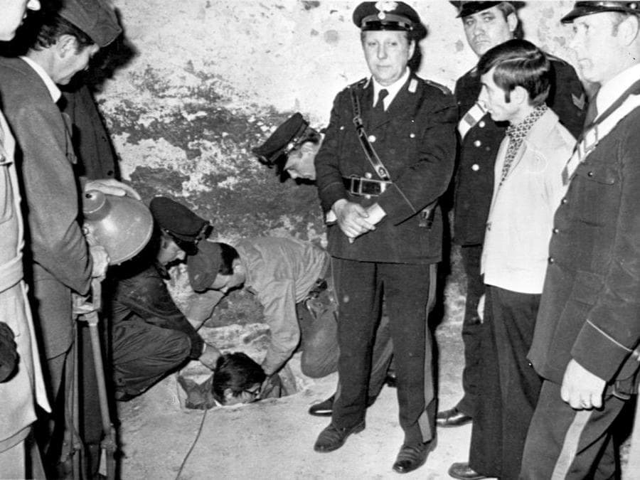 Il sopralluogo nella cascina dei fratelli Taormina, dove e' stato tenuto prigioniero il conte Luigi Rossi di Montelera, nell'ambito del processo contro l' Anonima Sequestri di Luciano Liggio. Treviglio (Bergamo), 25 maggio 1976. ANSA