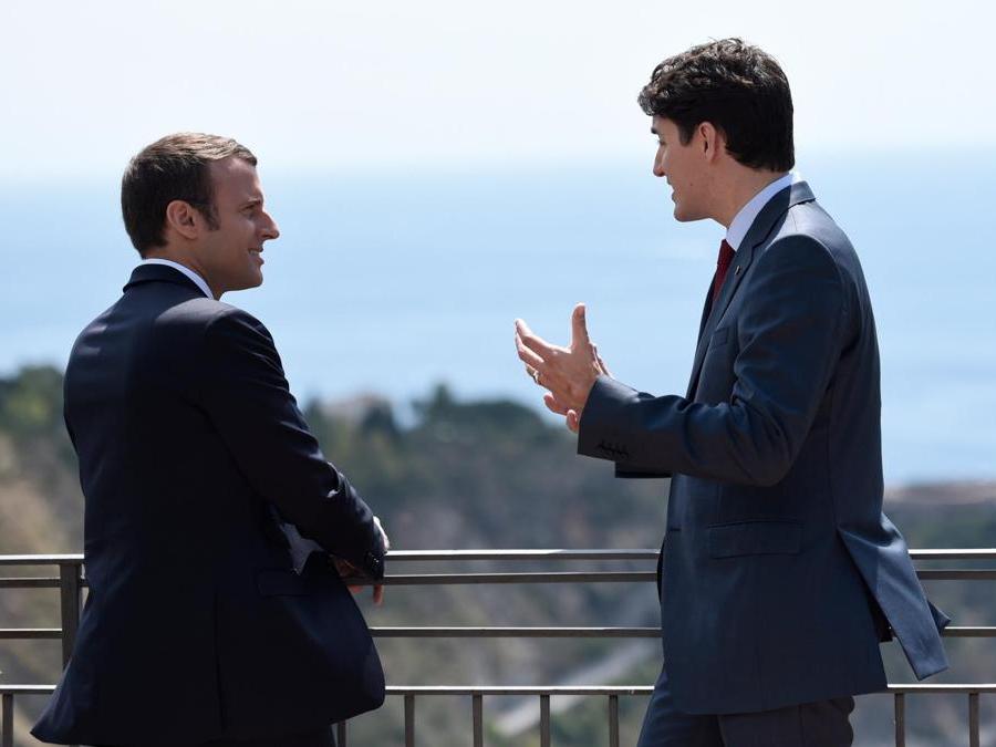 Il Primo ministro canadese Justin Trudeau (destra) con il Presidente francese Emmanuel Macron (REUTERS/Stephane De Sakutin/Pool)