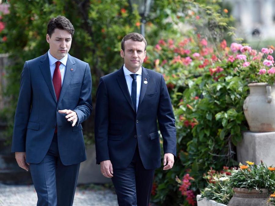 lI Primo ministro canadese Justin Trudeau (sinistra) con il Presidente francese Emmanuel Macron (REUTERS/Stephane De Sakutin/Pool)