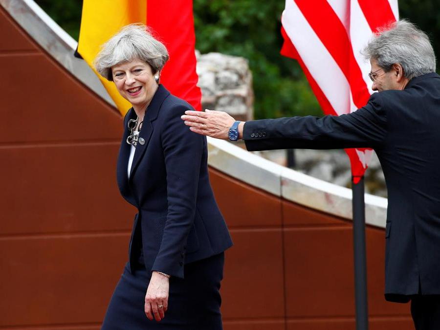 Il Primo ministro Paolo Gentiloni con il Primo ministro britannico Theresa May (REUTERS/Tony Gentile)