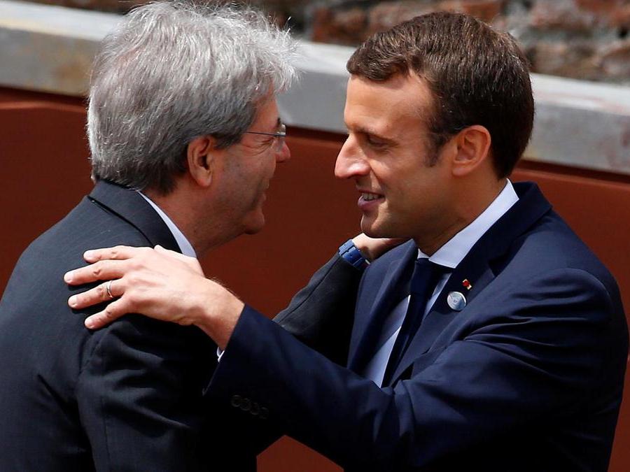 Paolo Gentiloni con Emmanuel Macron (REUTERS/Tony Gentile)