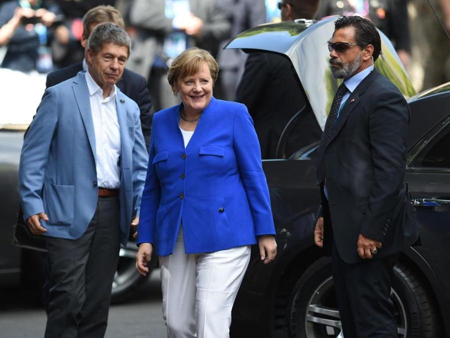 La Cancelliera tedesca  Angela Merkel con il marito Joachim Sauer (AFP PHOTO / Filippo MONTEFORTE)