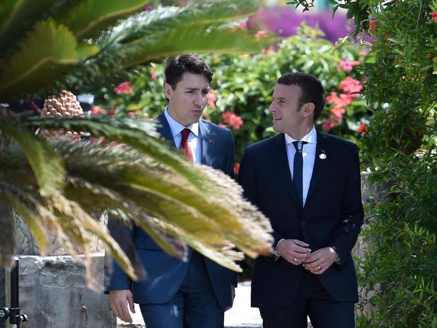 Il Primo ministro canadese Justin Trudeau (sinistra) con il Presidente francese Emmanuel Macron (AFP PHOTO / POOL / STEPHANE DE SAKUTIN)