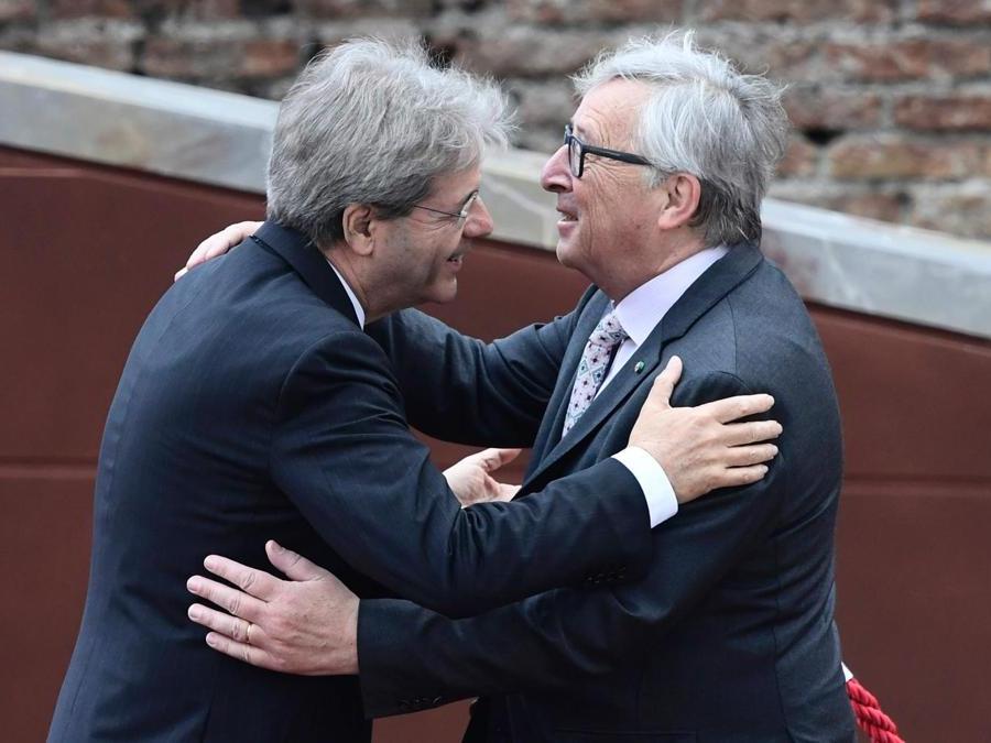 Paolo Gentiloni saluta Jean-Claude Juncker, Presidente della Commissione europea  (AFP PHOTO / Miguel MEDINA)