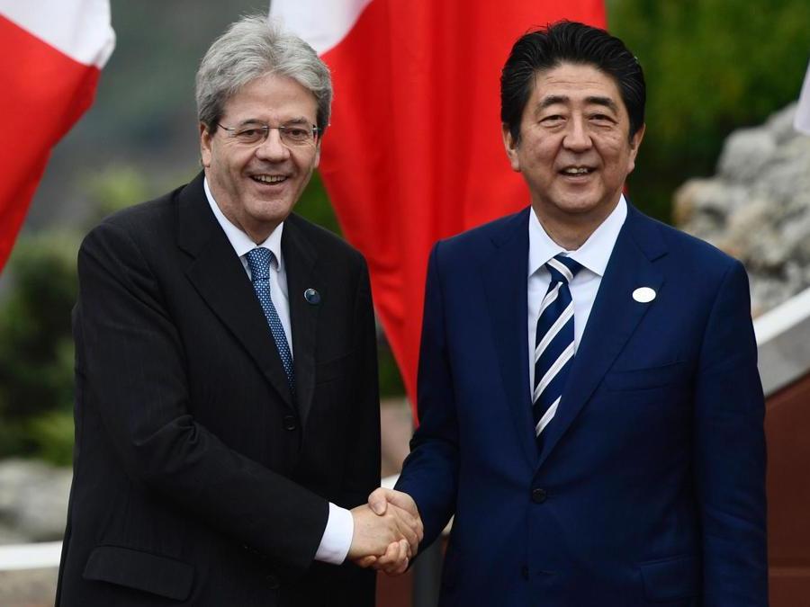 Paolo Gentiloni e con il Primo ministro giapponese Shinzo Abe (AFP PHOTO / Miguel MEDINA)
