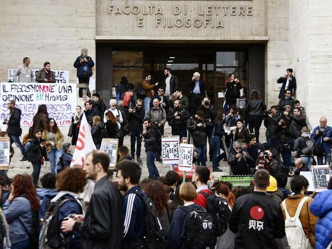 Alla Sapienza il corteo per Mimmo Lucano blocca la manifestazione di Forza Nuova