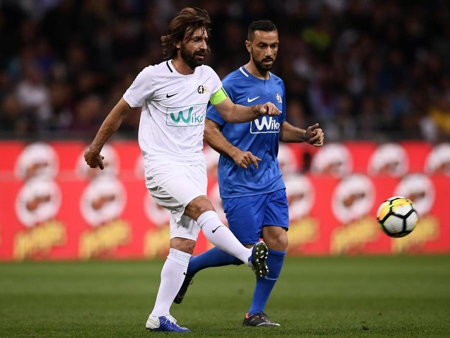  Andrea Pirlo con Fabio Quagliarella (AFP PHOTO / MARCO BERTORELLO)