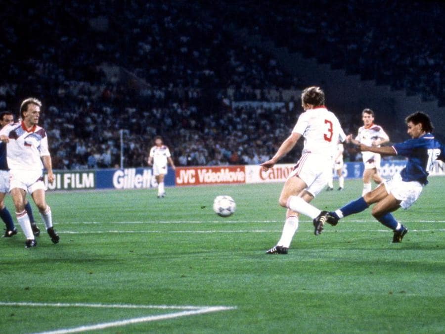 1990. Nelle prime due partite, del mondiale italiano, non rientra nell'undici titolare schierato da Vicini. Debutta al mondiale, contro la Cecoslovacchia, realizzando un gol memorabile (foto OLYCOM), considerato il più bello di quel Mondiale e settimo nella classifica nella storia della Coppa del Mondo Fifa. L'avventura azzurra si ferma alle semifinali, eliminati dall'Argentina, ai calci di rigore. Fatali gli errori dal dischetto di Donadoni e Serena.