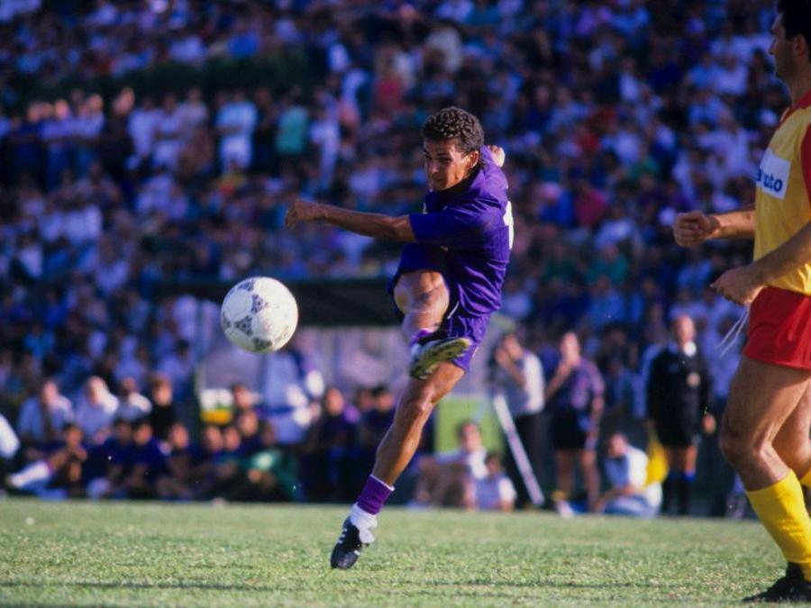 1986. FIORENTINA Dopo due anni di calvario per l'infortunio al ginocchio destro, esordisce in serie A con la maglia della Fiorentina il 21 settembre 1986 contro la Sampdoria. Realizza la sua prima rete il 10 maggio 1987 contro il Napoli. Con la maglia viola ha collezionato 94 presenze, realizzando 39 reti. (MARKA)