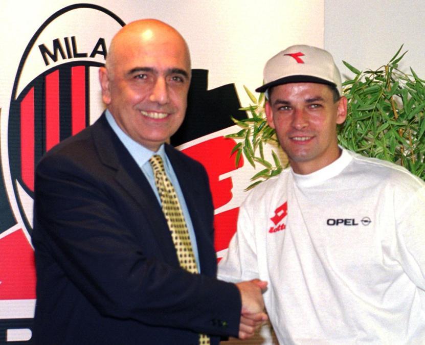 1995. MILAN. Il 6 luglio viene ceduto dalla Juventus al Milan per 20 miliardi di lire. Nella foto (AP) con Adriano Galliani.
