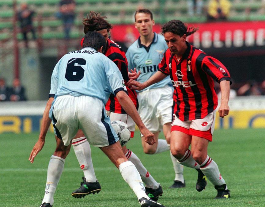 1995. MILAN. Alla sua prima stagione con la maglia rossonera, allenato da Fabio Capello, vince lo scudetto. Con i rossoneri colleziona 67 presenze realizzando 19 reti (AP)