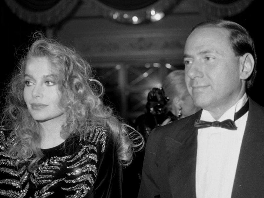 1986. Silvio Berlusconi con Veronica Lario al teatro La Scala per la prima del Nabucco. (ANSA ARCHIVIO)