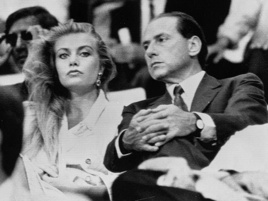 1987. Silvio Berlusconi con Veronica Lario in tribuna allo stadio  San  Siro. (ANSA ARCHIVIO)