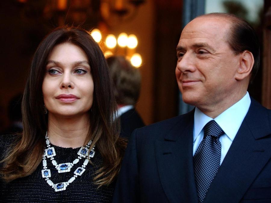 2004.  Il presidente del consiglio Silvio Berlusconi con  Veronica Lario. (AP Photo/Susan Walsh, File)