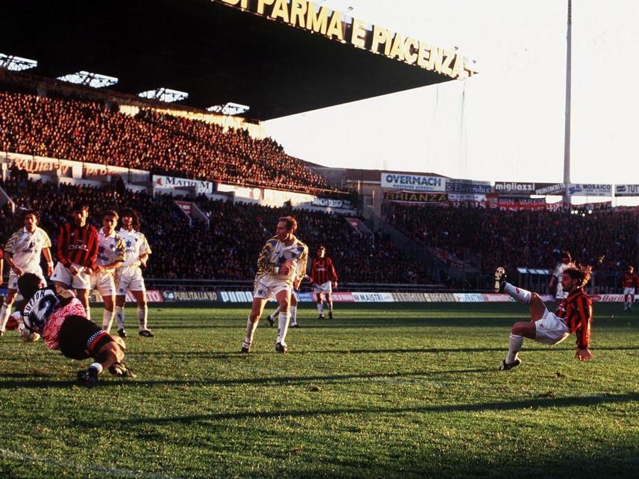 1995  - Campionato di calcio serie A, Parma-Milan 0-0 (esordio in serie A di Gianluigi Buffon),  parata di Gianluigi Buffon sul tiro di Marco Simone (foto IPP/Ivo Felsineo)