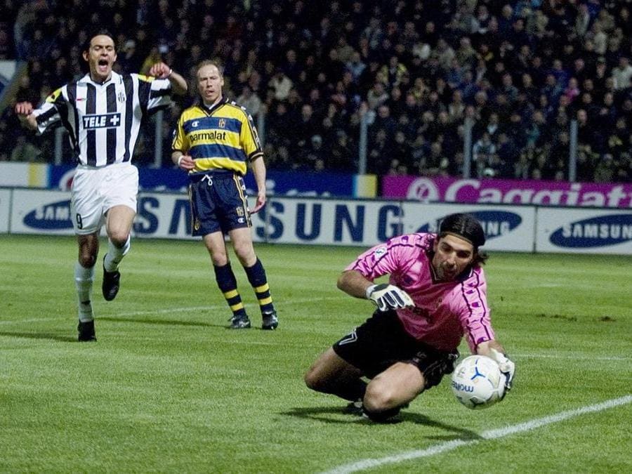2001  - Serie A 2000-2001, Parma-Juventus.  Gianluigi Buffon in uscita su Filippo Inzaghi (foto IPP/Alberto Sabattini )